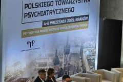 Mężczyzna przy mównicy podczas zjazdu PTP