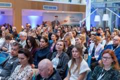 uczestnicy wydarzenia słuchają wykładu