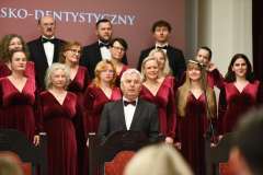 Uroczystość absolutorium. Członkowie chóru wraz z dyrygentem