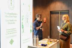 kobieta rozmawia z mężczyzną przy stoisku promocyjnym