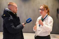 kobieta udziela mężczyźnie wywiadu