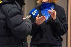 kobieta udziela mężczyźnie wywiadu