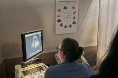 Młoda kobieta siedząca przy symulatorze USG