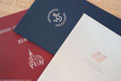 Okładki dokumentów Uniwersytetu Szczecińskiego, PUM i ZUT ułożone obok siebie na stole.