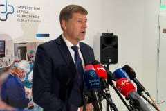 mężczyzna przemawia do mikrofonu