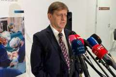 mężczyzna w okularach przemawia do mikrofonu