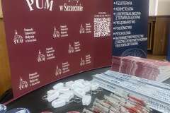 stoisko promujące PUM, roll up, gadżet rozłożone na stoliku