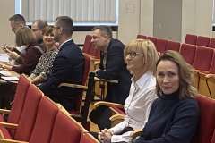 kobiety i mężczyźni siedzący na sali