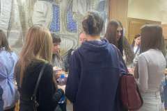 młodzi ludzie stojący na korytarzu