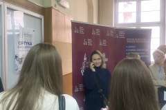 młodzi ludzie stojący na korytarzu przed stoiskiem promocyjnym PUM