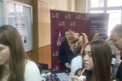 młodzi ludzie stojący na korytarzu przed stoiskiem promocyjnym PUM