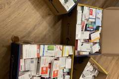 Stojące na podłodze kartony z pudełkami leków, 