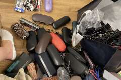 Etui na okulary oraz okulary przed spakowaniem w kartony