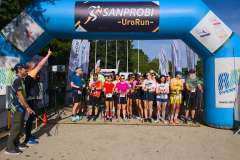 grupa osób w sportowych strojach na linii startu