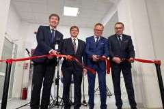 czterech mężczyzn przecina szarfę