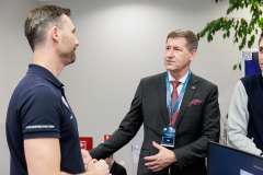 dwóch rozmawiających mężczyzn