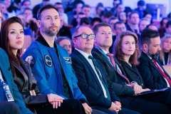 uczestnicy spotkania oglądający film