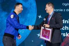 dwóch mężczyzn na scenie, podają sobie rękę