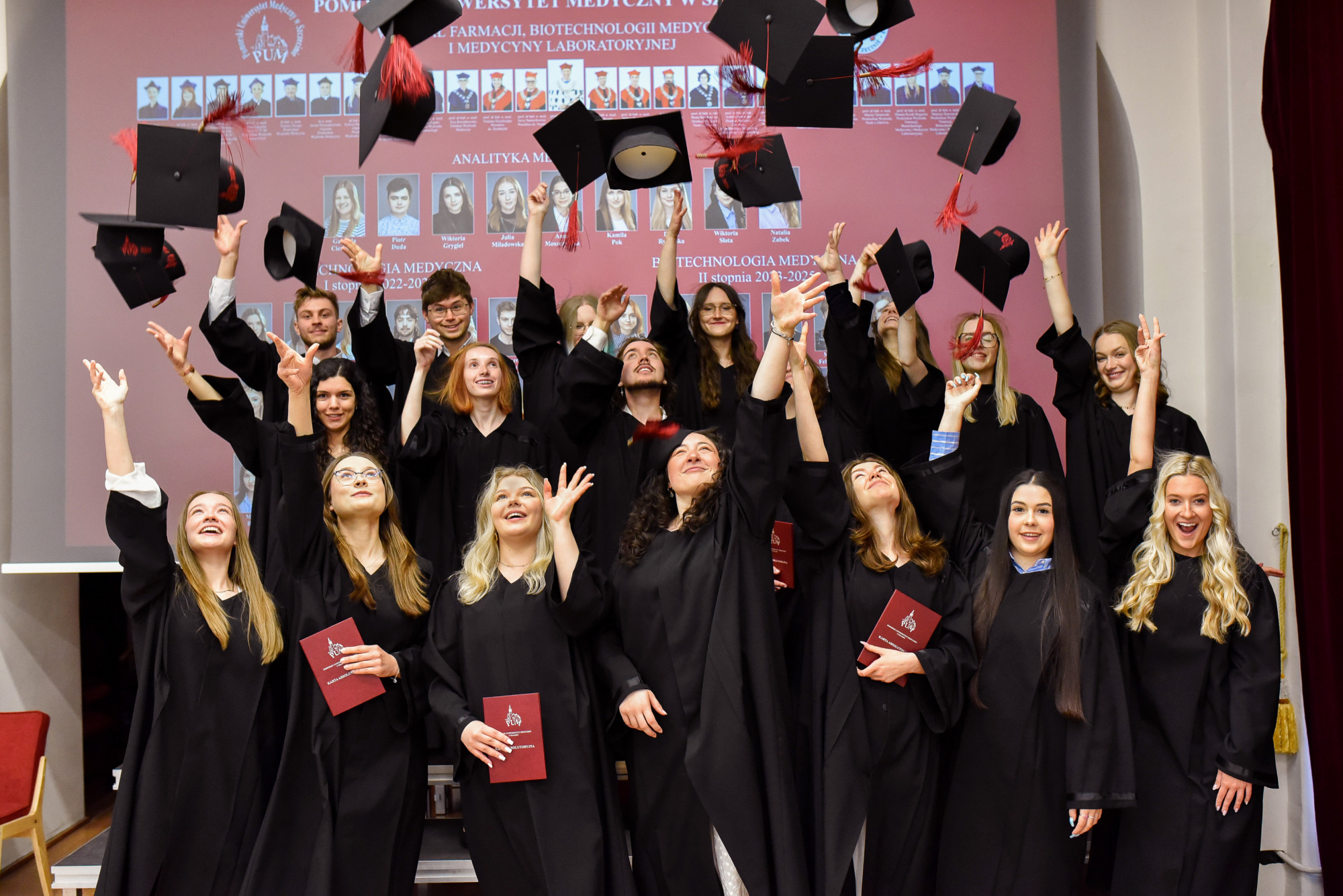 Czapki w górę! Absolutorium przyszłych diagnostów i biotechnologów