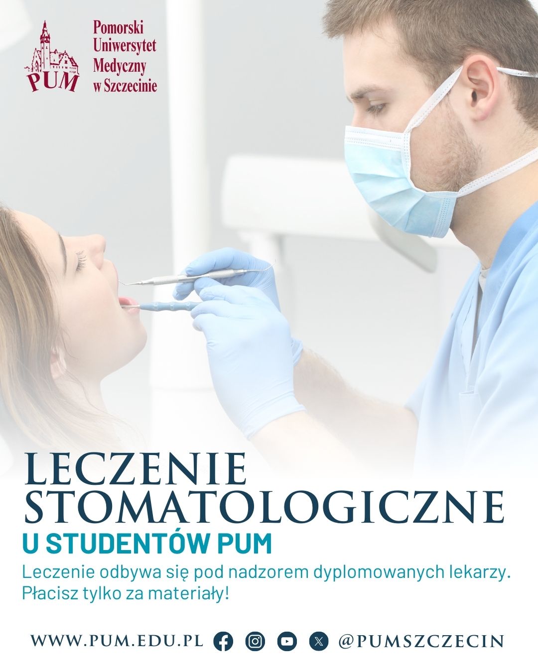grafika promująca możliwość leczenia stomatologicznego u studentów PUM przedstawiający dentystę z przyrządem dentystycznym siedzącym przy fotelu na którym jest pacjentka, w dolnej części social media uczelni, w lewym górnym rogu logo PUM
