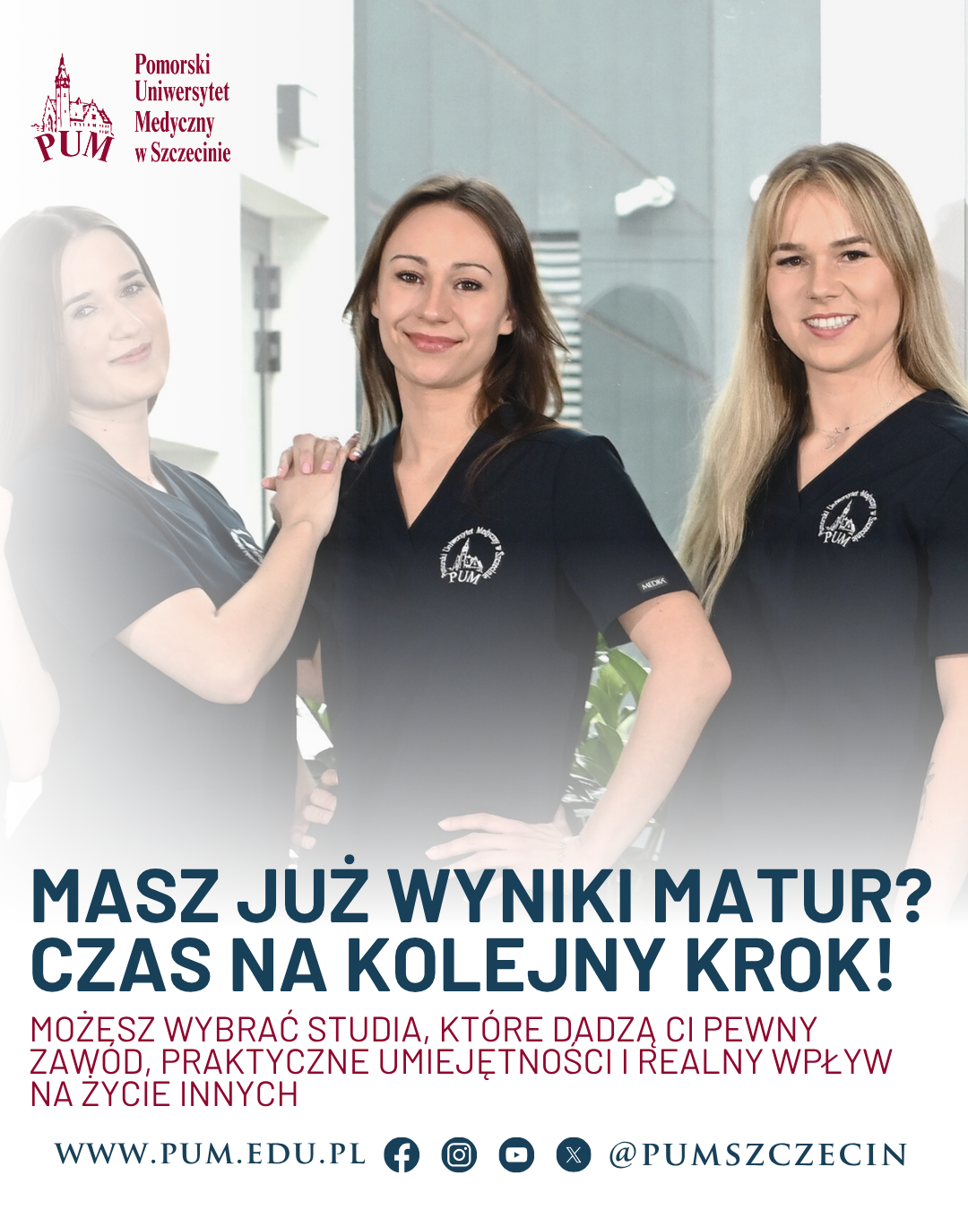 Trzy uśmiechnięte młode kobiety ubrane w scrubsy uczelni, stojące w holu. Na dole logo uczelni oraz sociale uczelni